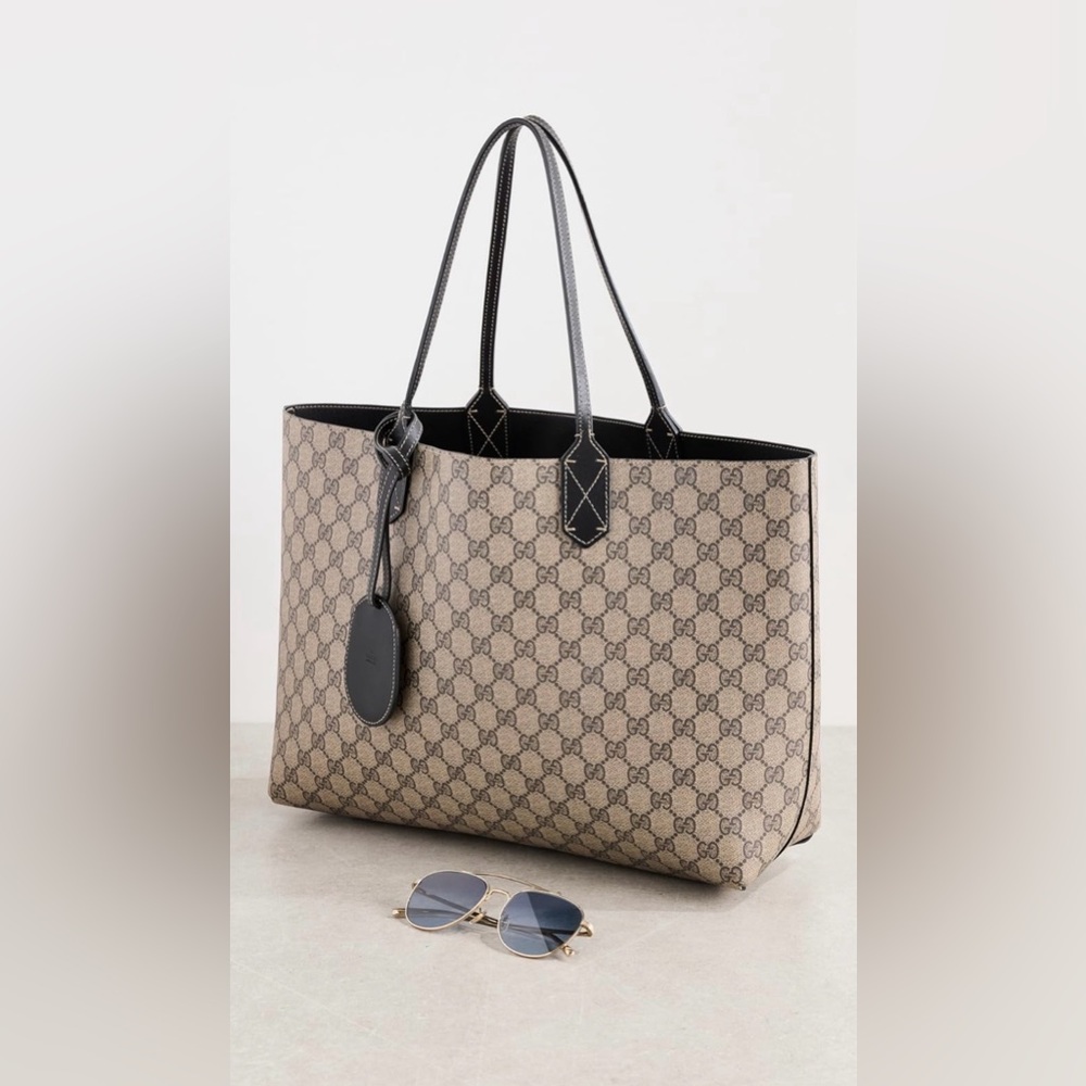 Gucci Beige and Black Signature Reversible Tote - Picture 3 of 15